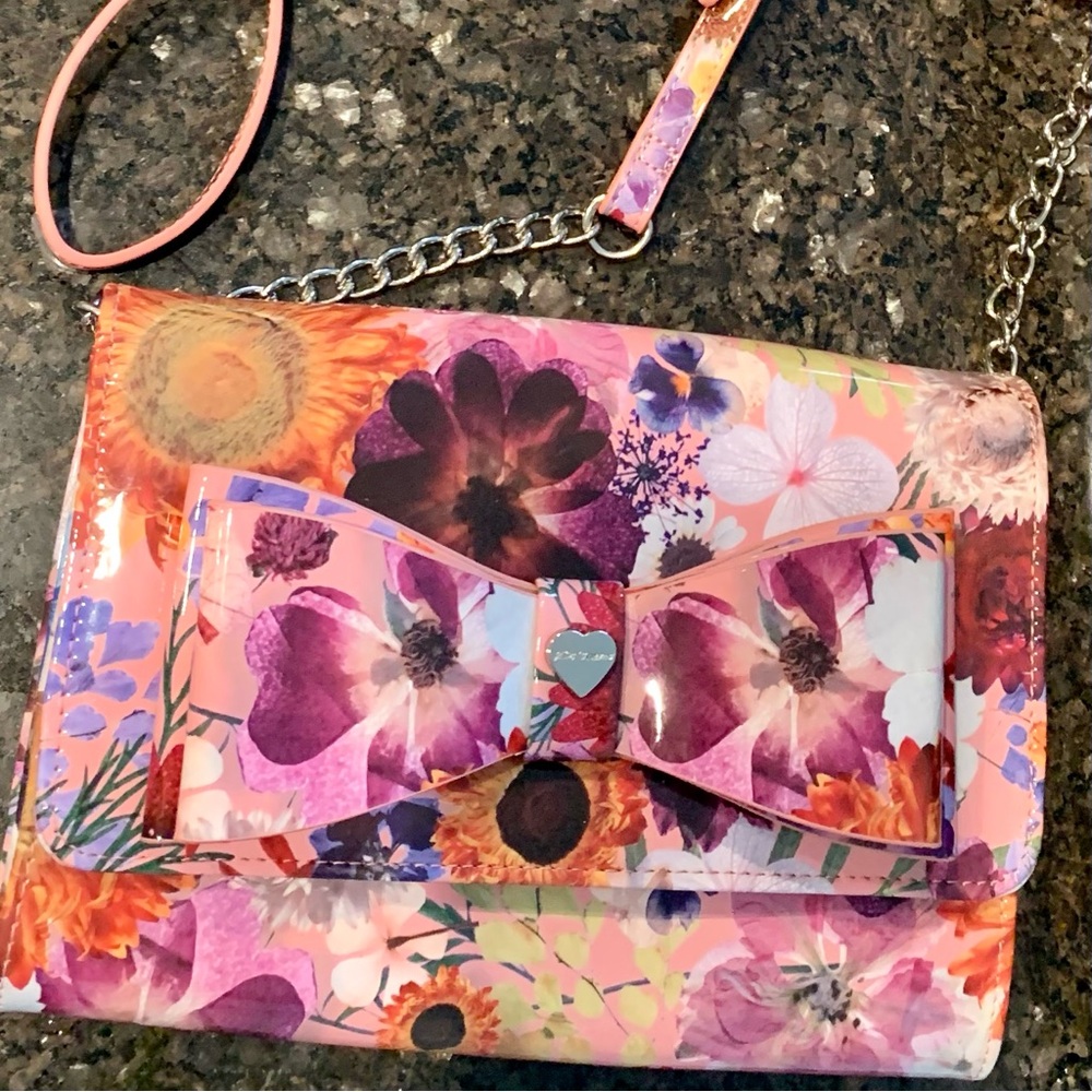 New Betsey Johnson XODANI Crossbody Wallet Bag in Floral.
